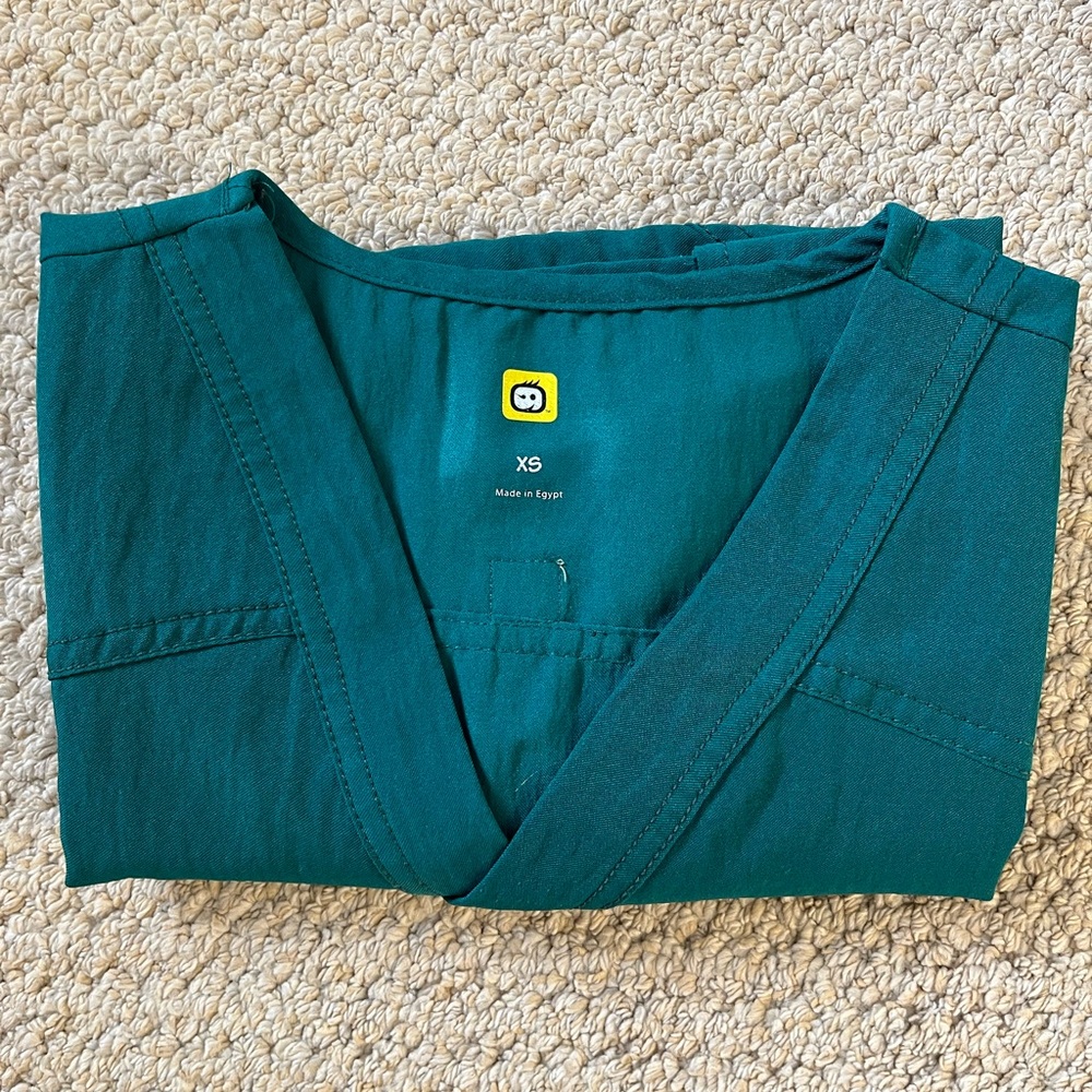 Wonder Wink hunter green Scrub Top XS